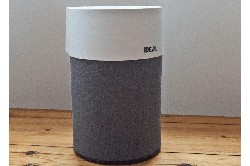 Der IDEAL AP40 Pro Luftreiniger steht auf dem Boden 